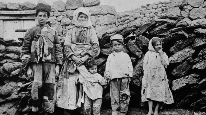 Holocaust merupakan salah satu kasus genosida terparah sepanjang sejarah yang memakan korban jiwa hingga 11 juta jiwa. Cek kasus genosida lainnya disini!